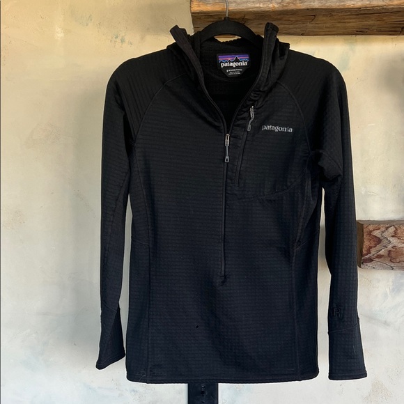 Patagonia R1 in black - Picture 1 of 4